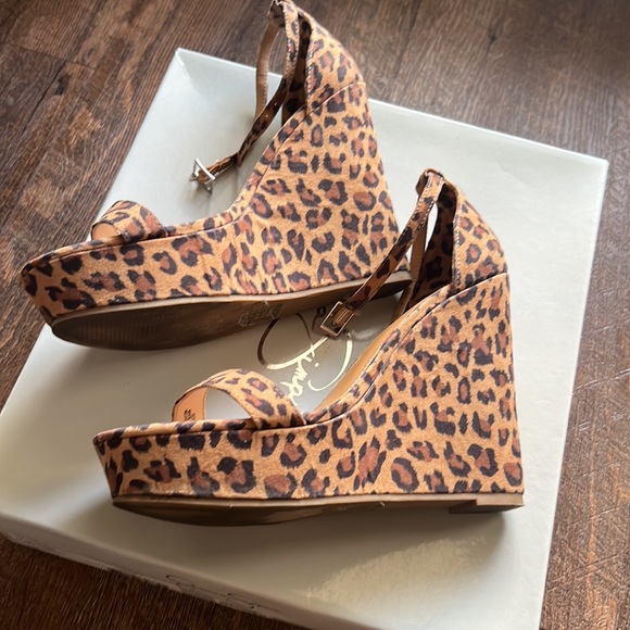 Cheetah print wedges Gentle used size * 7 woman’s - Picture 3 of 3